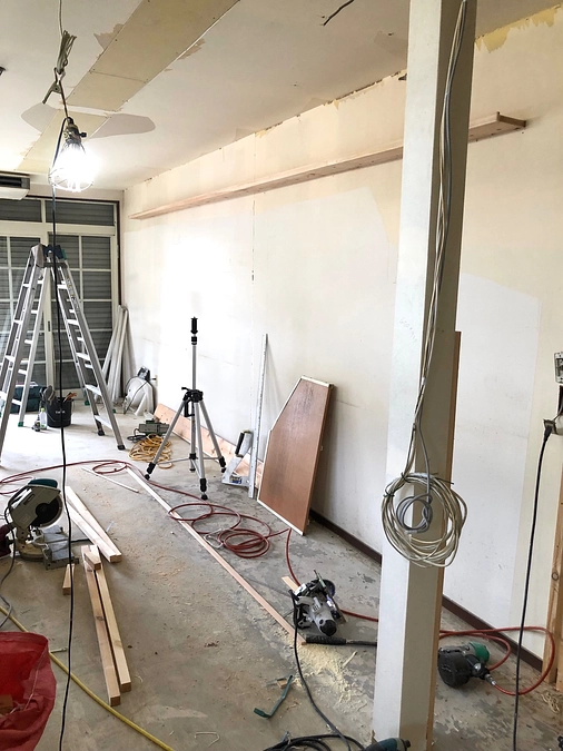 店舗側の改装工事がはじまりました。　８月３０日