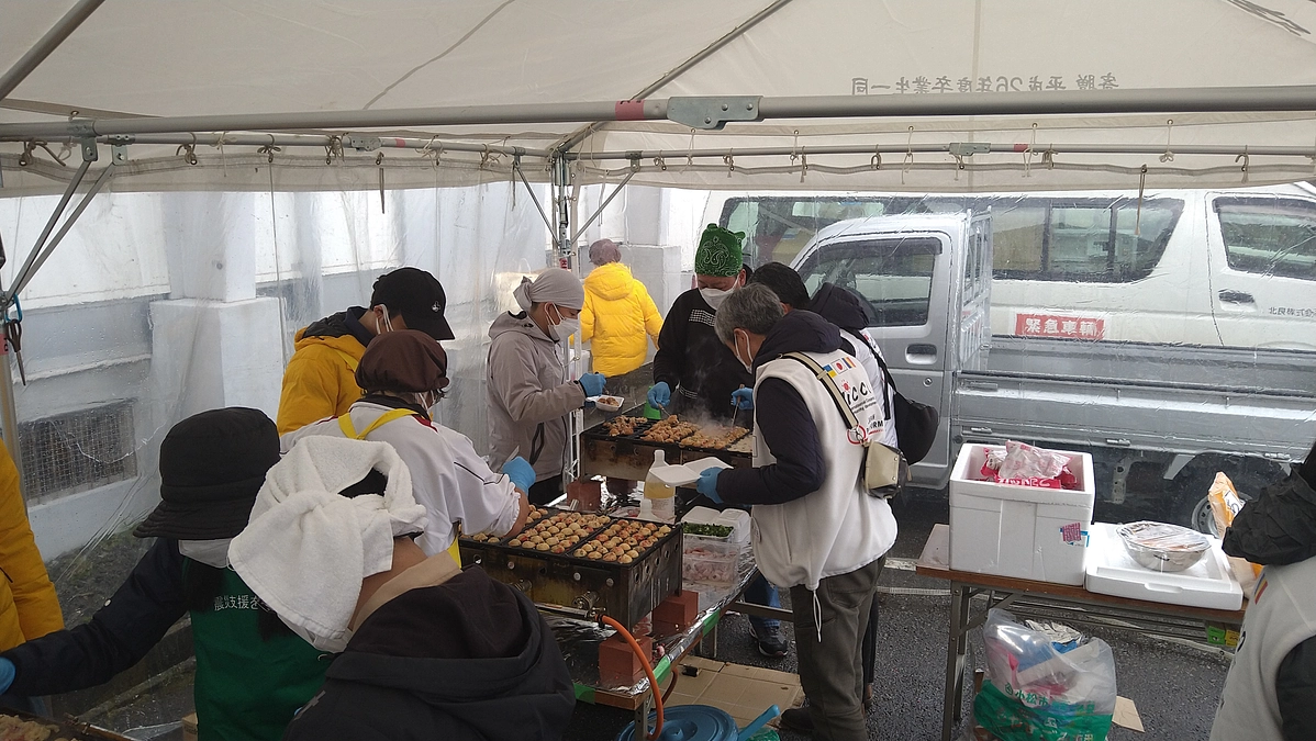 1月12日　輪島市の小学校で温かい食事（たこ焼き）を提供しました！