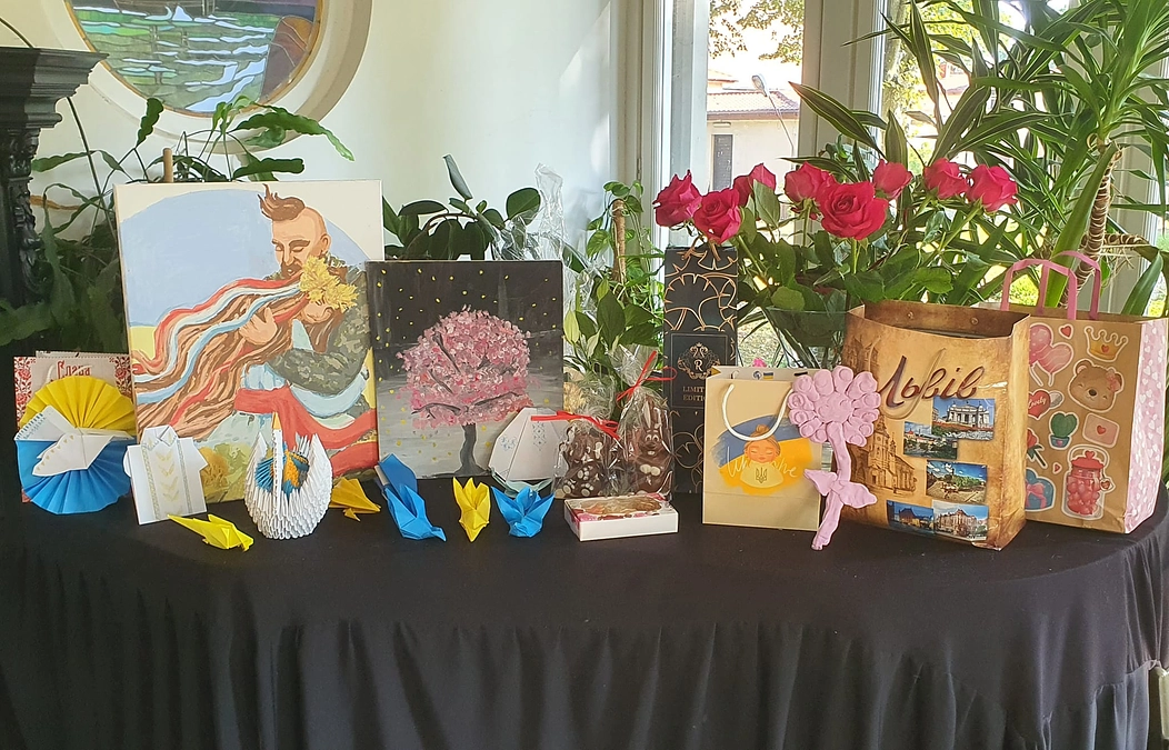 ウクライナの子ども達が描いた絵や折り紙のプレゼントなどが届きました