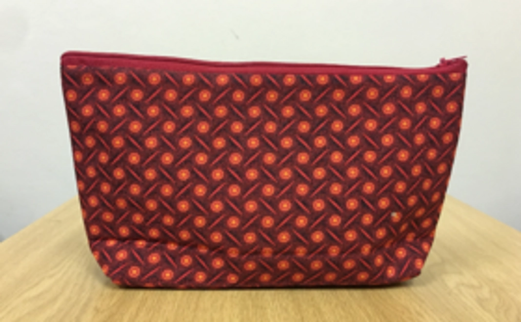 南アフリカの女性グループが作るアフリカ生地のポーチをお届けします