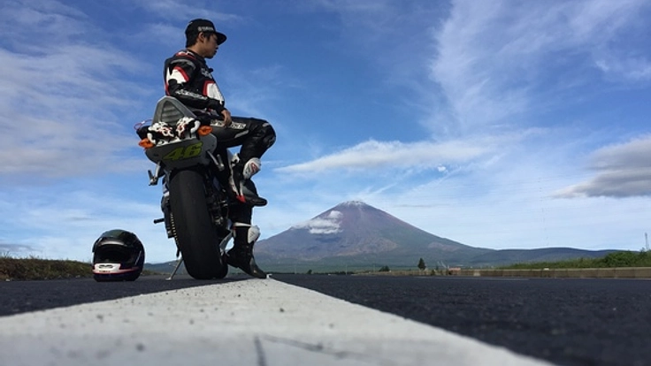 病気と闘った家族の10年間。夢と希望を与えるバイクのレースを！