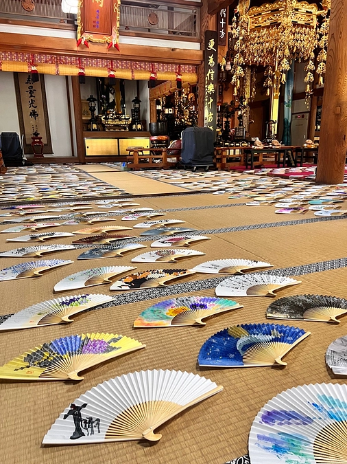 本日は扇子の仕分け作業です