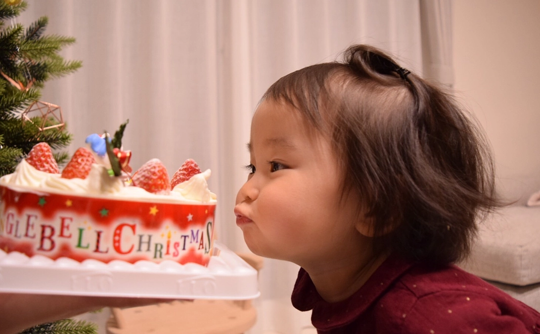１年で最も楽しみな一時、クリスマスケーキを子どもたちへ
