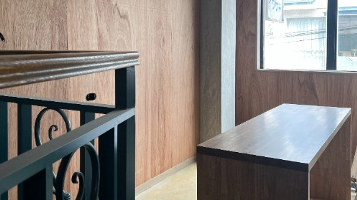 【工事進捗】木の壁、モルタルの床、天井のクロス、そして2階カウンターテーブル。