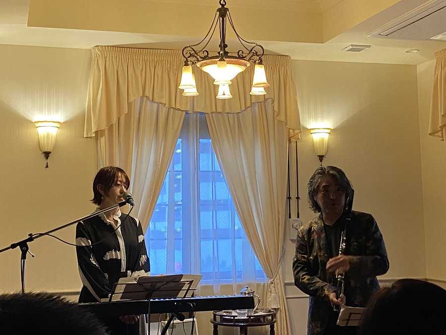畠中秀幸＆小川紗綾佳、沖縄ピザハウスで演奏する