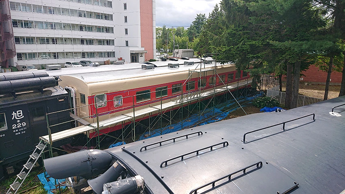 キハ27に赤が入りました。DD14は真っ白です。