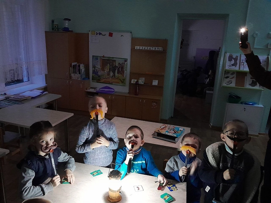 幼稚園の先生たちの奮闘ー子どもたちから心配や不安を取り除き、困難な日常を楽しめるゲームに変えていく