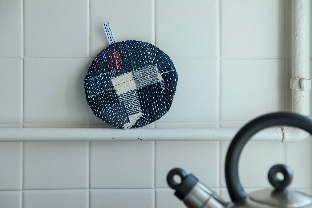 鍋つかみにもなる座布団のこと。