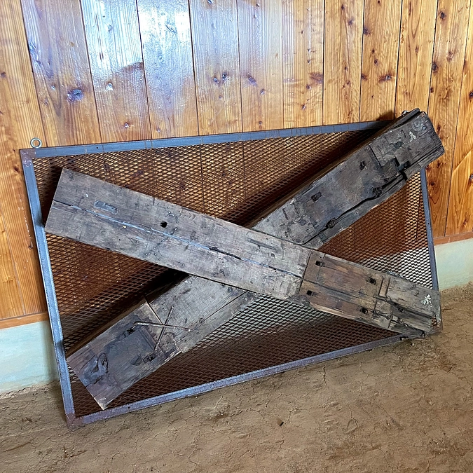 神苑と一体化する鳥越一輝さんの作品