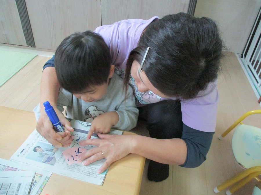 救急車に届け！こどもたちの手形とメッセージ