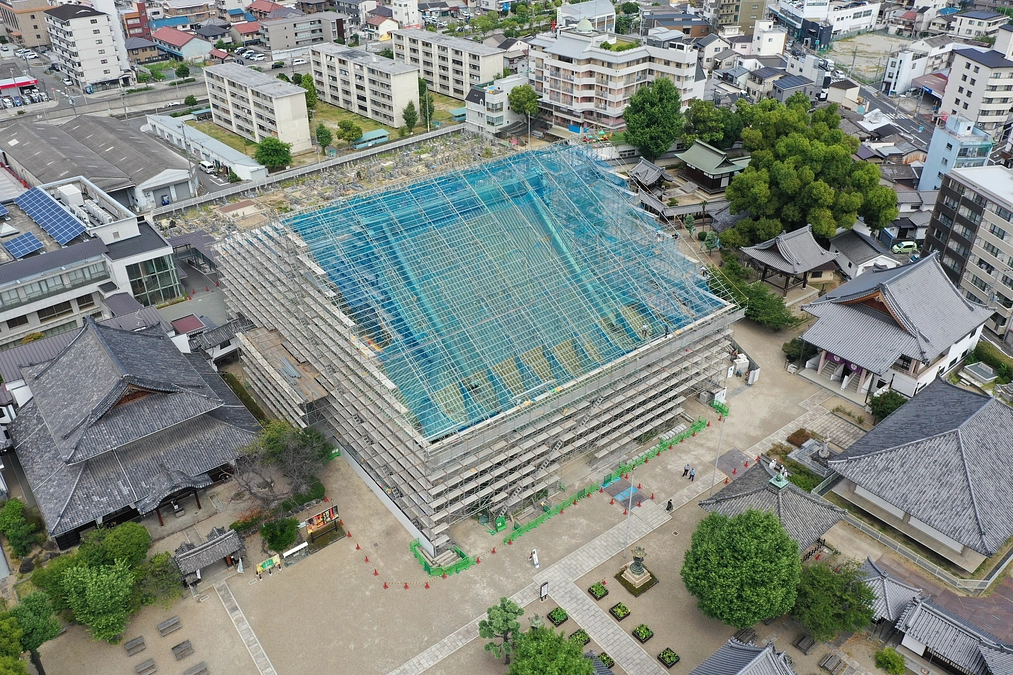 達成率48％！皆様ご支援ありがとうございます。　改修中の本堂を臨みながら…。