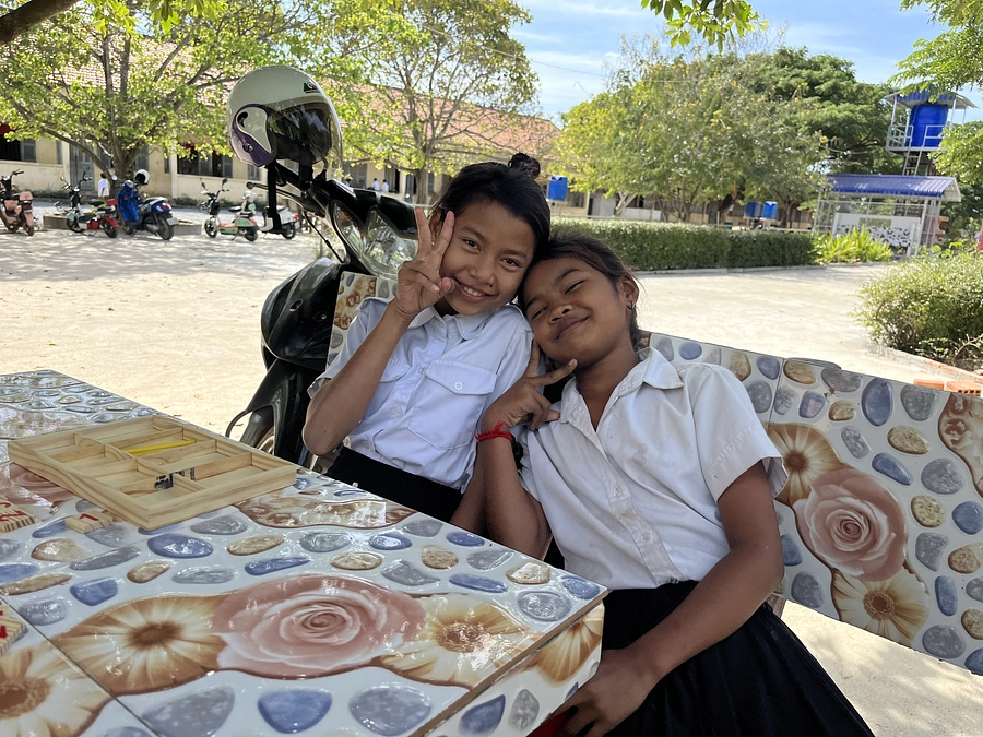 屋根とリメイクベンチの着工のお知らせと個別指導の様子