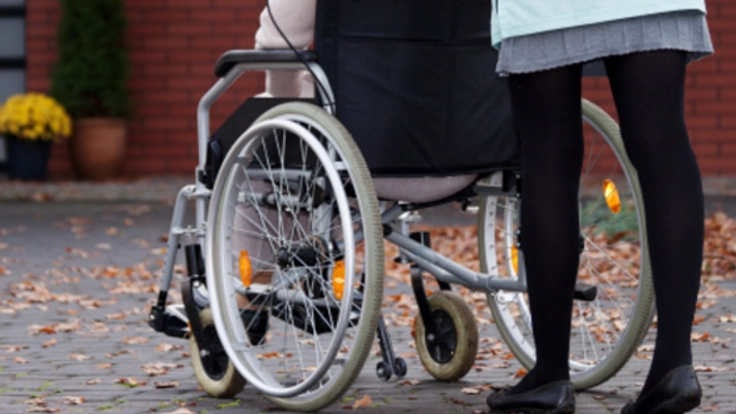 介護スタッフの負担を軽減するため、新しい車椅子を開発したい。