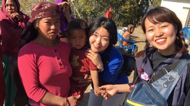 学生がネパール人々のために、バイオガスを設置します