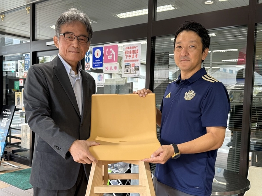 松本市観光情報センターにアップサイクルチェアを寄贈しました