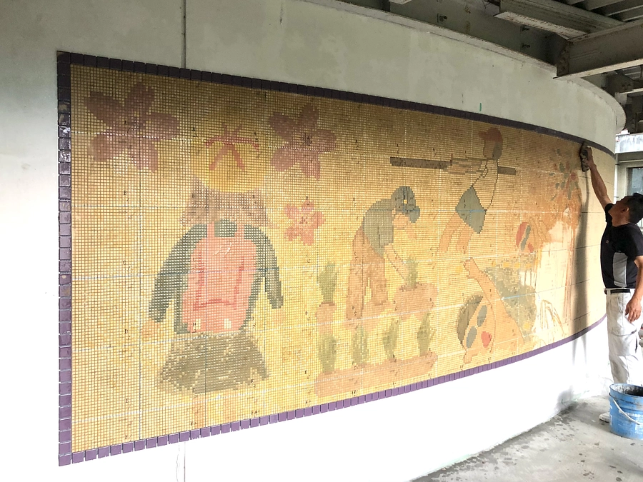 タイル壁画の設置作業が進んでいます