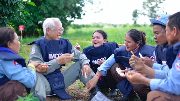 地雷は記憶を奪えない。カンボジアに平和な畑を残し、眠る仲間へ