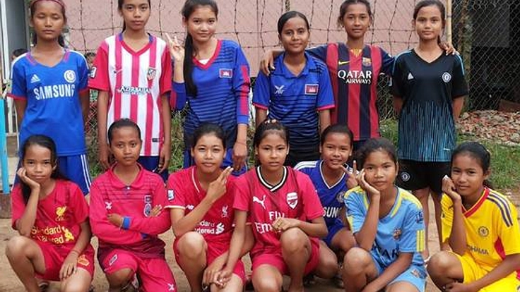 カンボジア裸足の女子サッカーチーム100人にシューズを届けよう