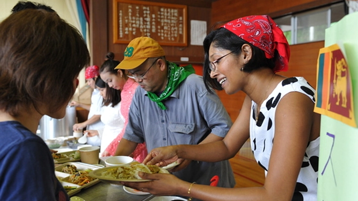 陸前高田の仮設住宅で滞日外国人が「アジアンランチ」炊き出し