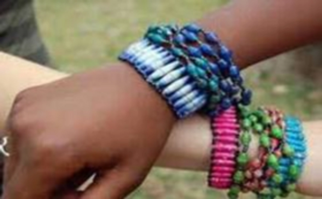 ウガンダのママたちが作成したペーパービーズブレスレット