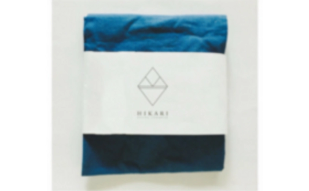 美しい藍色のハンカチをお届けさせていただきます！