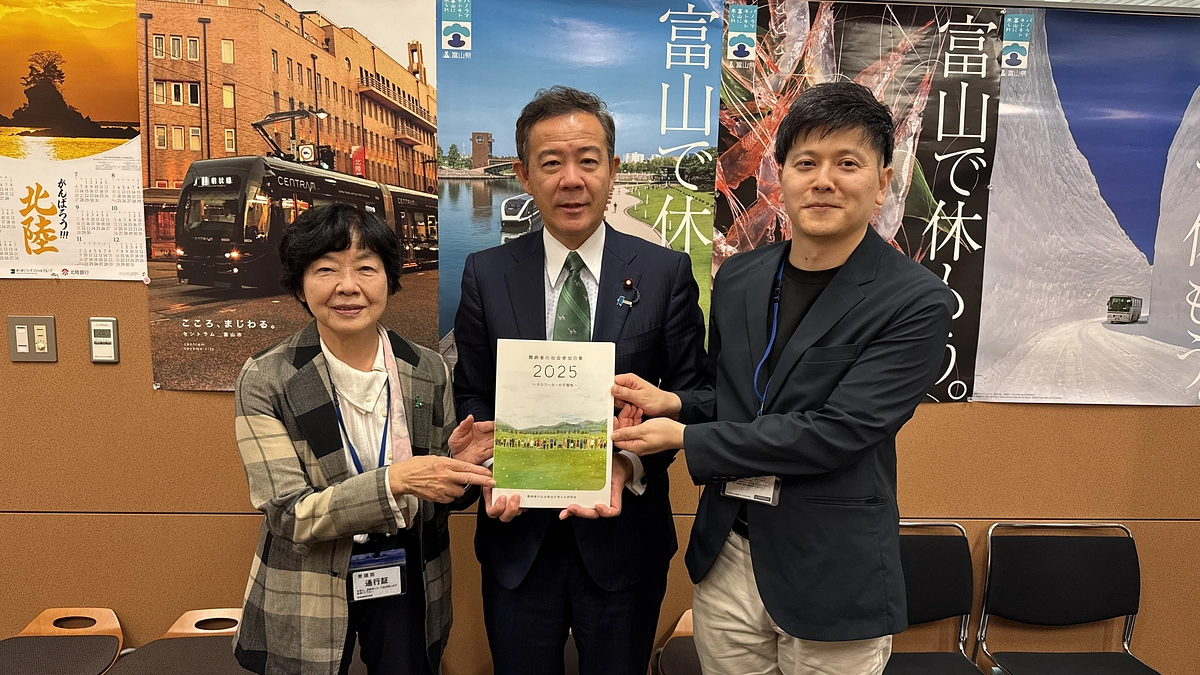 田畑裕明議員と懇談し、白書をお渡ししました。