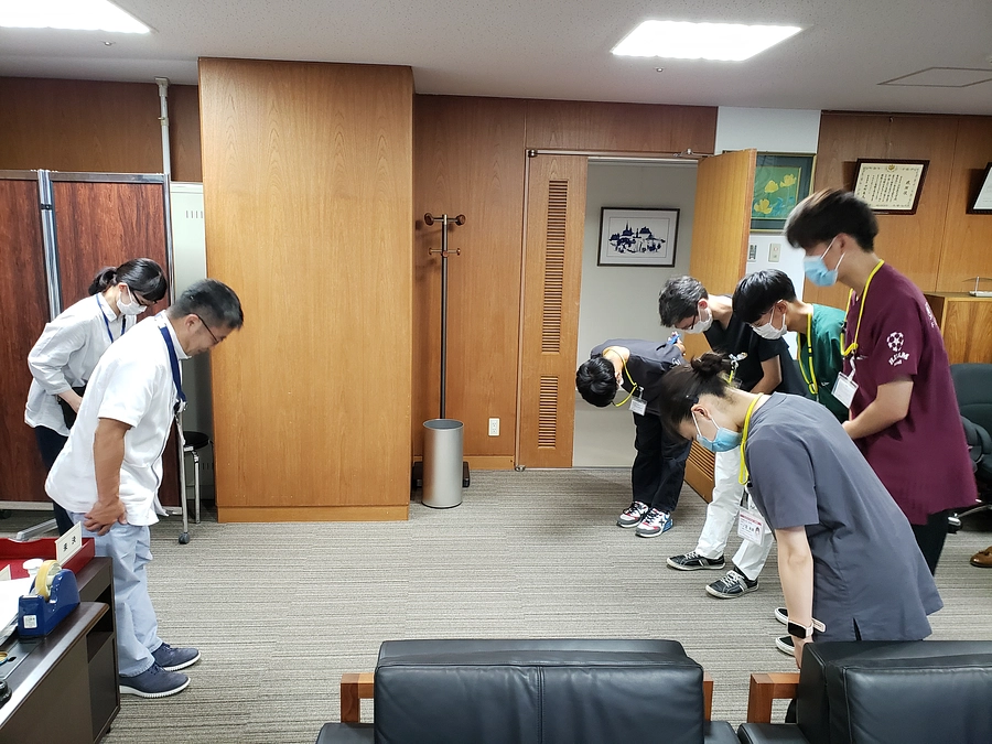 中庭床清掃のお礼に学生と談話しました