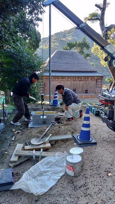 中山の舞台大規模改修工事　竣工記念碑の設置が始まりました