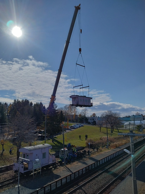 女満別のピンクの車掌車　移設から一年