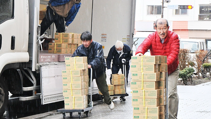 給食が食べられず痩せてしまう子供に、食料の支援を宅配で