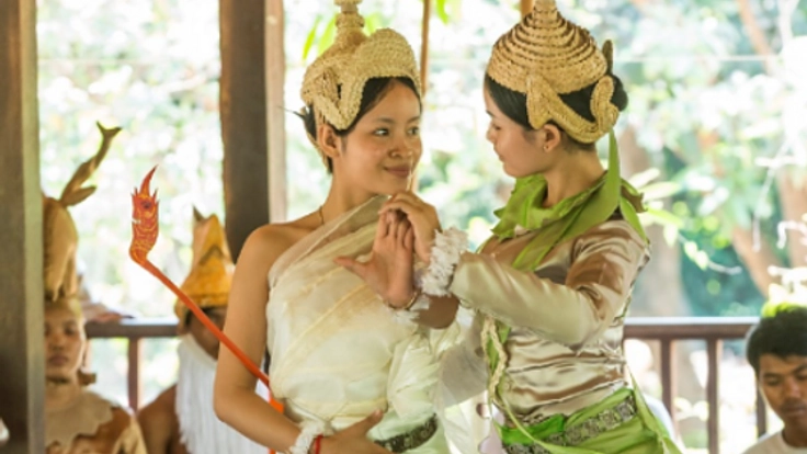 カンボジアの貧しい村の青少年が舞踊団に！国王絶賛の舞を日本へ