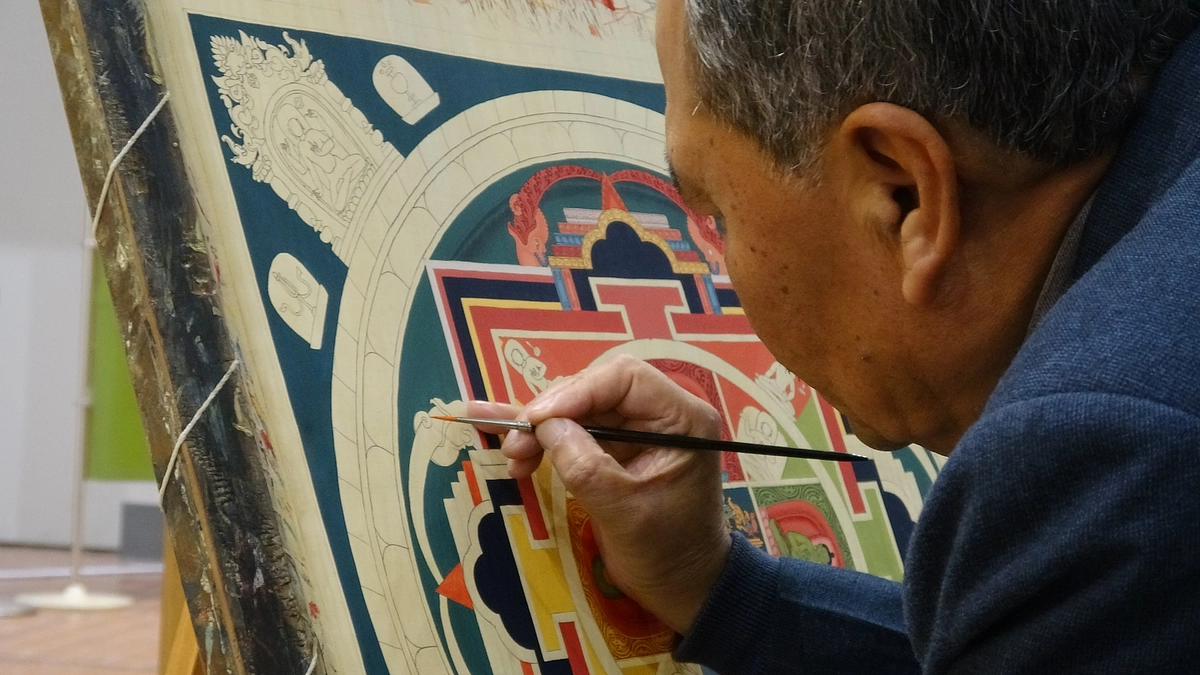 ネパールのイシュワリ・カルマチャリャ画伯による制作実演