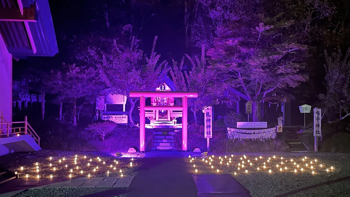 【乳神神社のピンクリボン運動ライトアップ1回目】