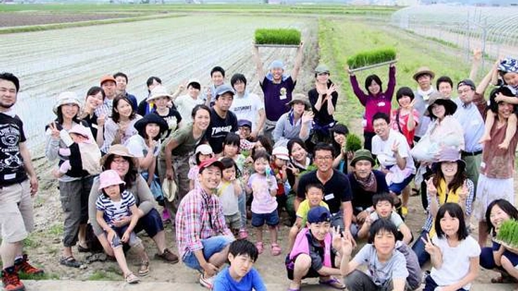 体験農場の参加者のために日光を避けられる憩いの場所を！