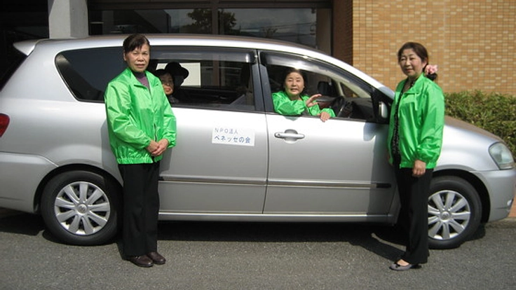 高齢者の楽しいお出かけをお手伝いするために車いす対応車を！