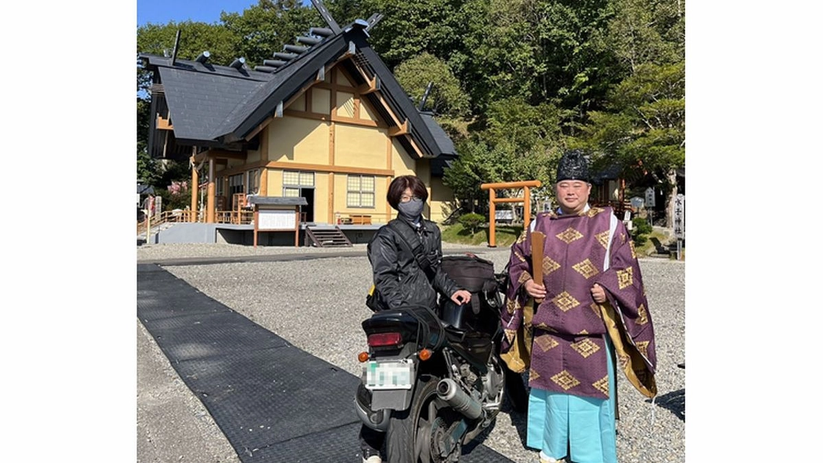 【バストの悩みに向き合うエステティシャンも参拝】