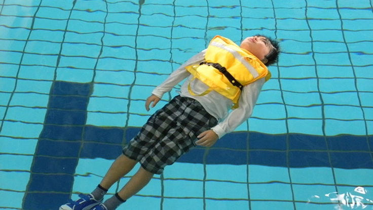 津波から子供を守る、浮力体を備えた通学バッグを普及させたい