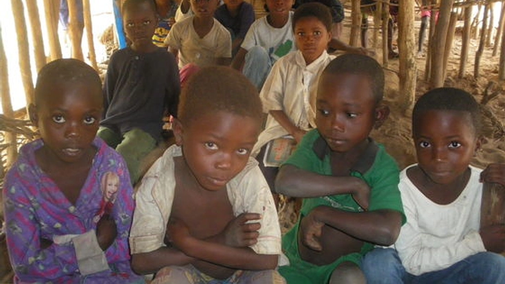 コンゴのマダティ金採掘場で働く子供達に金探知機と運搬車を届けたい！