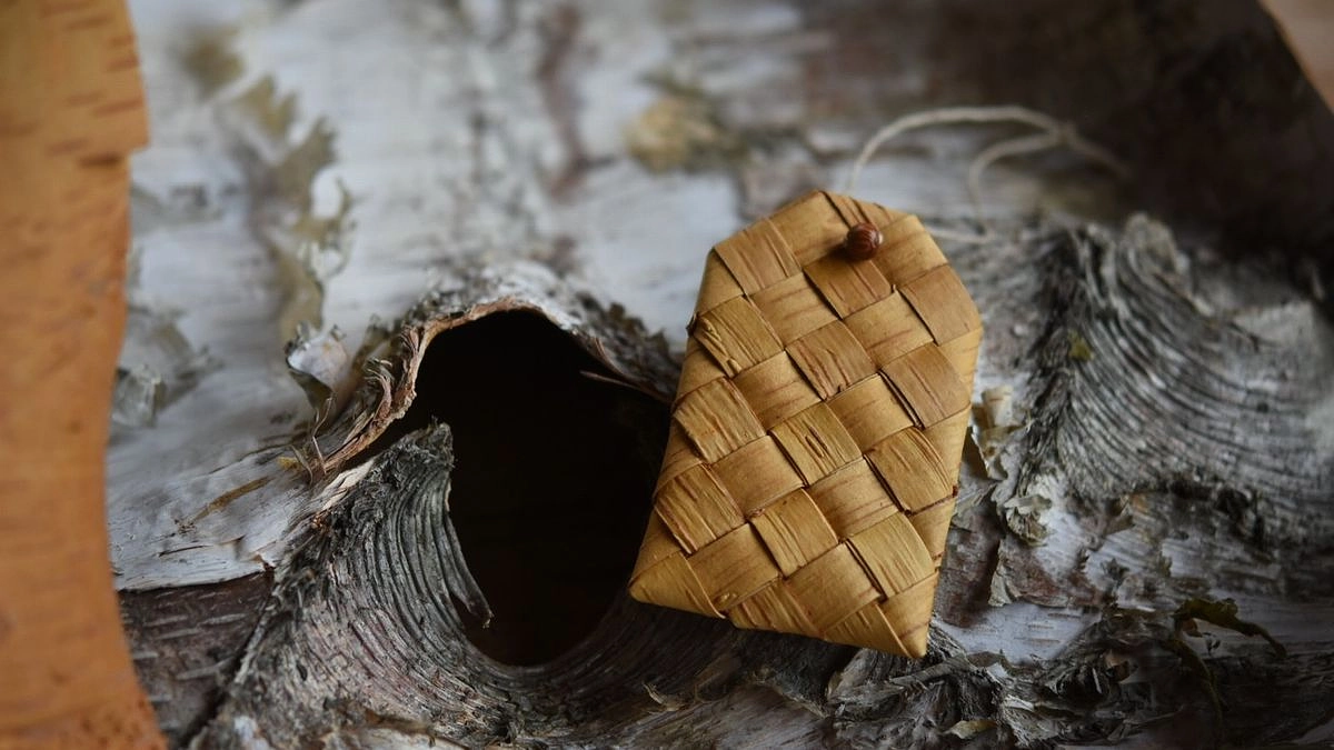 【白樺細工で奉製した乳神神社のお守り（返礼紹介）】