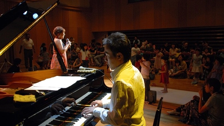 大人と子どもが歌って飛び跳ねるジャズライブを開催したい！