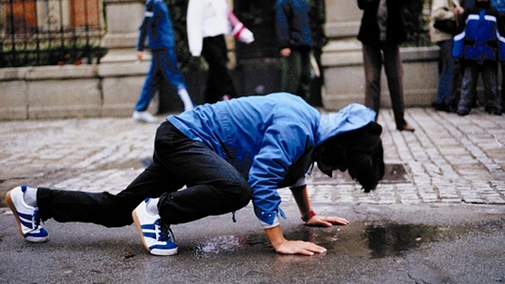 作家がデビュー作をリメイク！前代未聞の展覧会「But Fresh」のカタログ制作