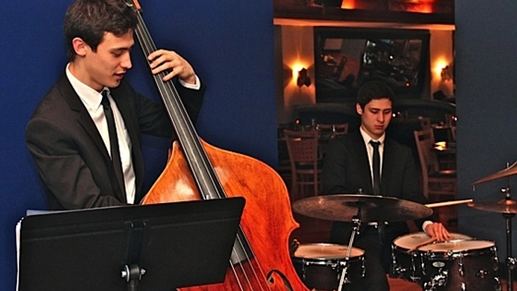 日米を祖国に持つ双子が、故郷秋田でジャズツアーを開催したい！