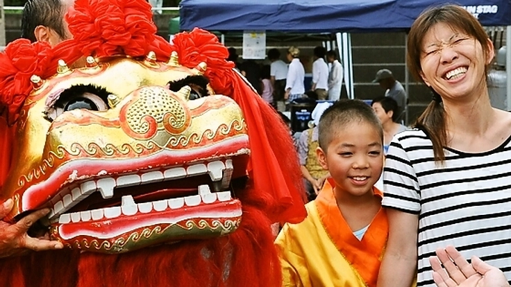 気仙沼の仮設住宅や老人施設で佐賀の獅子舞を踊り笑顔を届けます