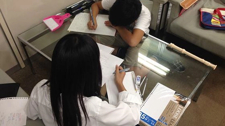 様々な問題を抱えるこどもたちに学びを!机や椅子を購入したい!