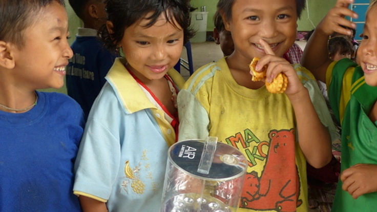 タイの無電化地域で勉強している子供に100個の光を届けたい！
