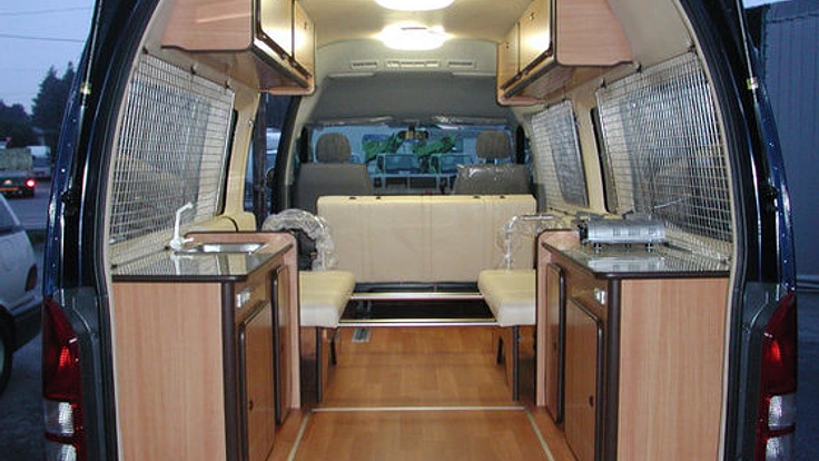 普通車を改造、屋根をかさ上げ！快適なキャンピングカーを！