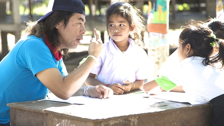日比野克彦がラオスの小学生と絵を描く　ポントゥン村美術部2013