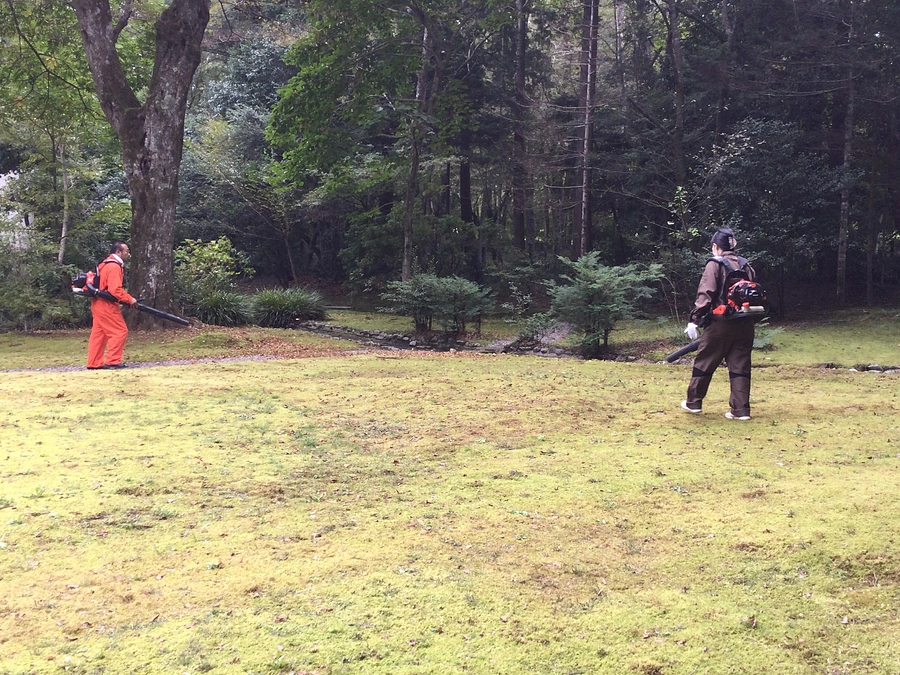 庭園の清掃風景