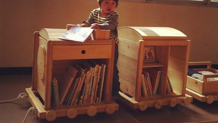 親子でのびのびと過ごせる図書室づくりを。絵本の移動文庫「おさんぽ図書」
