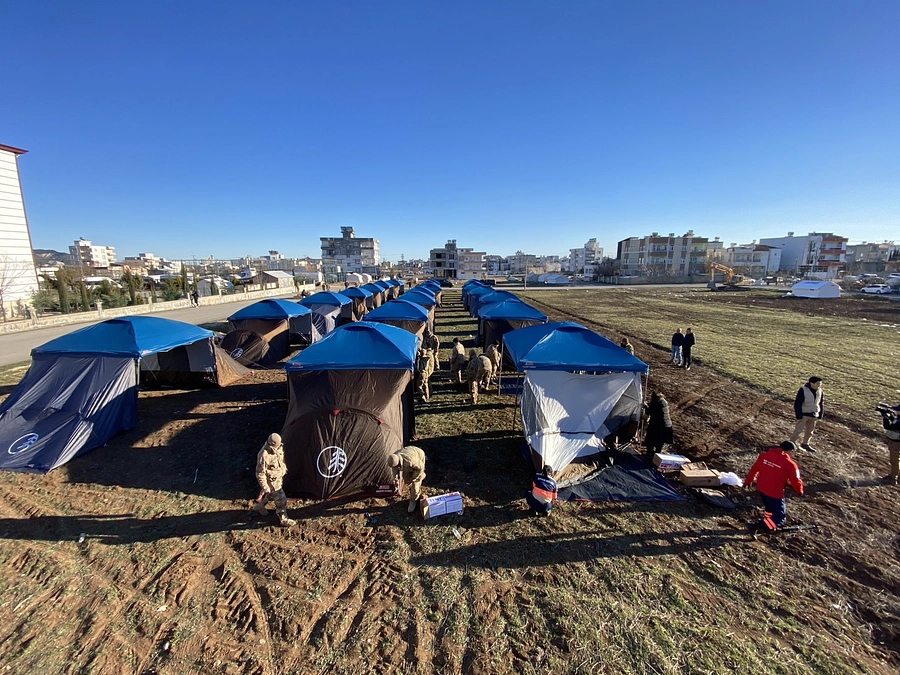 110張のテントをアドゥヤマンで配布・設置